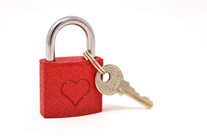 Padlock engraved with a heart